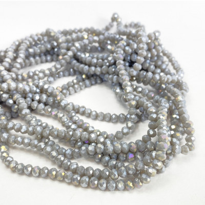 Perles en verre facetté gris clairbrillant. Le fil
