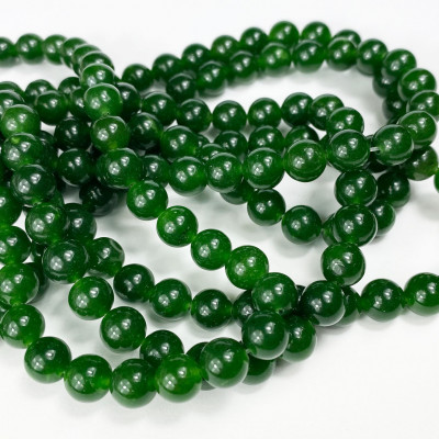 8 mm. Jade teintée vert naturelle. Le fil env. 47 p.