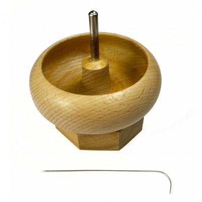 Moulin à perles en bois avec aiguille courbé. Diam 10 cm.