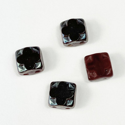 4 perles carrées 6*6 mm avec 4 trous, lie de vin anthracite.