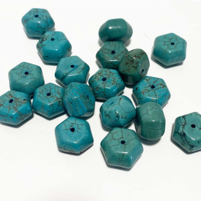 15*8 mm. Hexagonale plat. Howlite turquoise