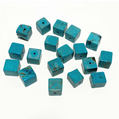 8 *8 mm. 5 perles cubes howlite turquoise.